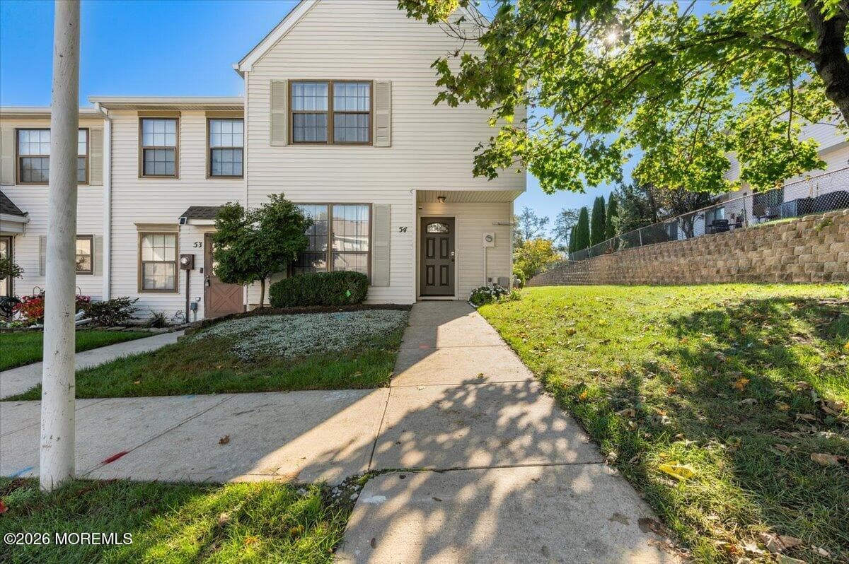 54 Queens Way, Englishtown, NJ 07726
