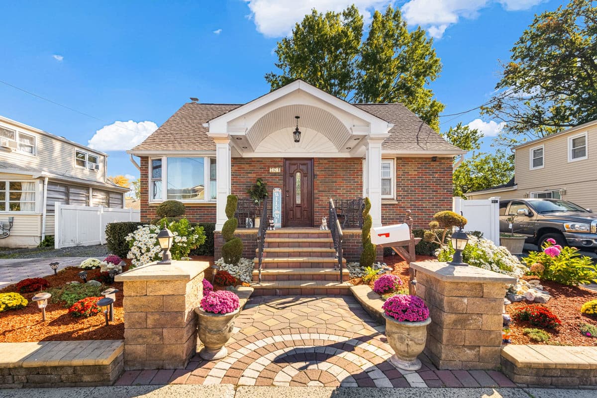 764 Carlock Ave - Exteriors (Front)-1.jpg